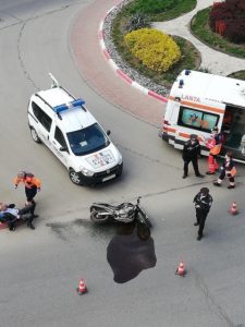FOTO: Motociclist autoaccidentat în sensul giratoriu de pe strada Libertatii (Turda)